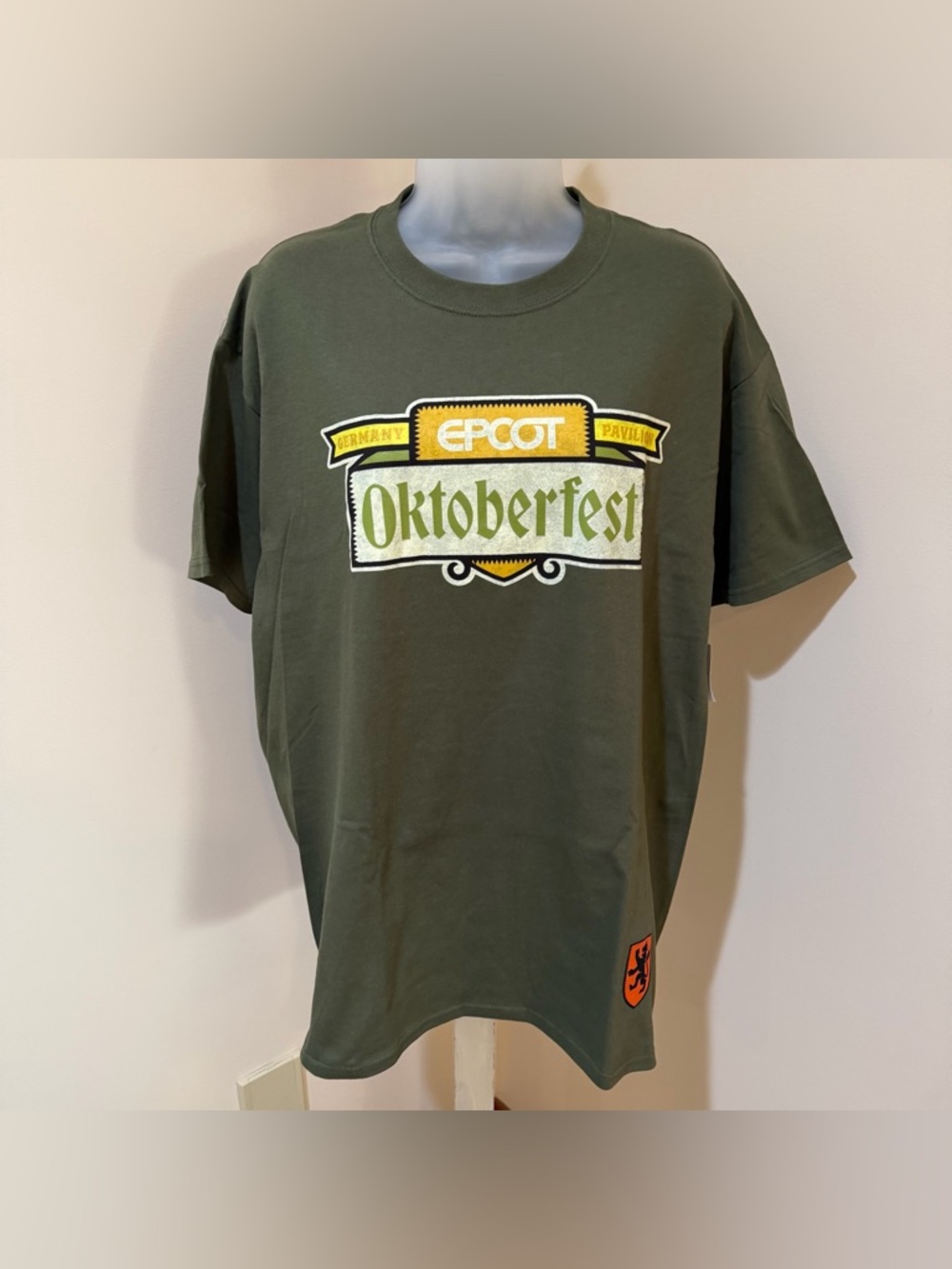NEW MENS DISNEY EPCOT WORLD SHOWCASE GERMANY PAVILION OKTOBERFEST SHIRT LARGE